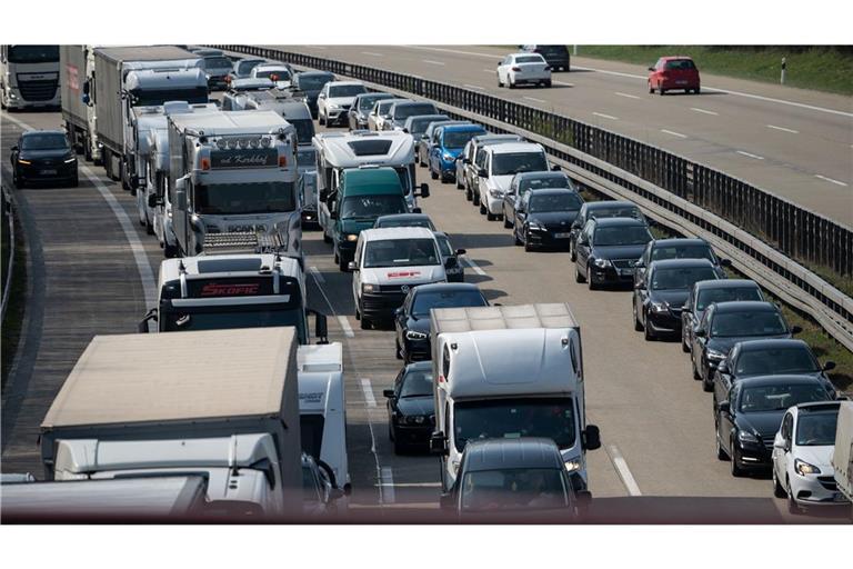 Durch den Unfall staute sich der Verkehr auf der Autobahn am Vormittag auf zwischenzeitlich rund acht Kilometer. (Archivbild)
