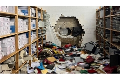 Durch ein großes Loch in der Wand waren die Täter in den Tresorraum gelangt. (Archivbild)