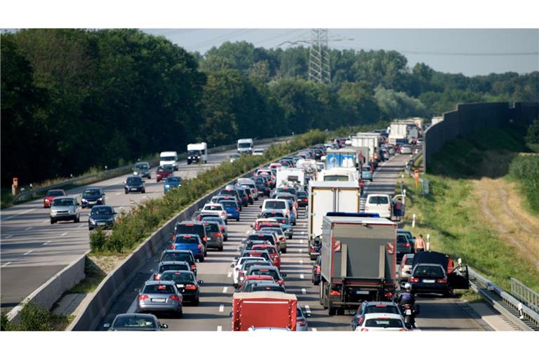 Durch eine Vollsperrung herrscht Stau auf einer Autobahn. (symbolfoto)