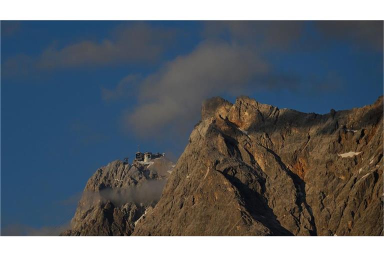 Durch einen Lkw-Unfall in Österreich ist es zu einem Stromausfall auf der Zugspitze gekommen. (Archivbild)