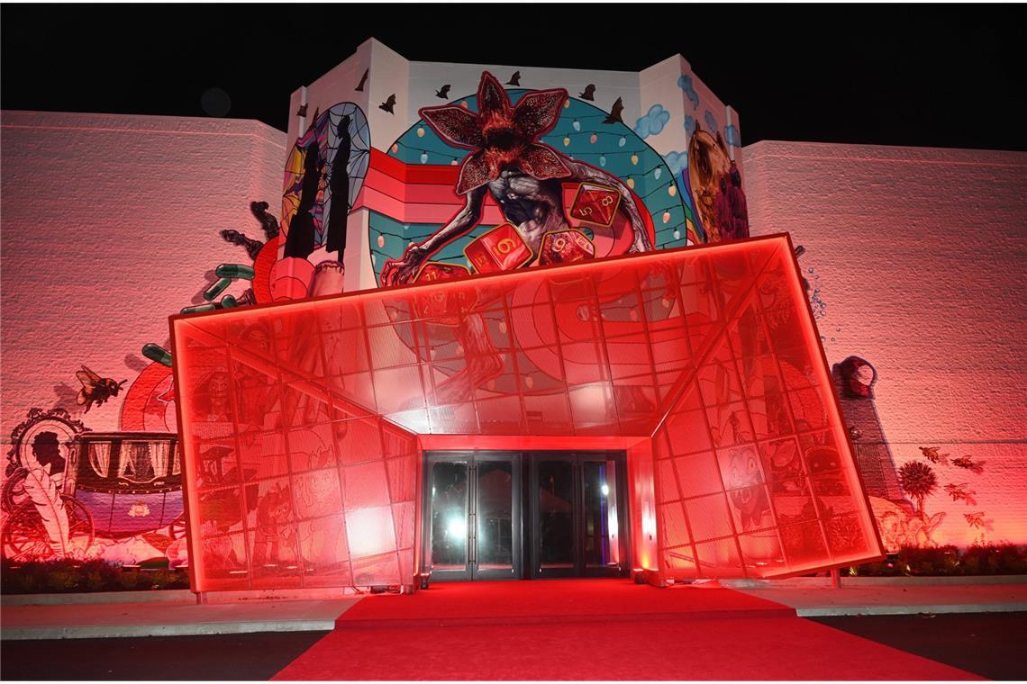 Durch einen roten Umschlag gelangen Besucher in das Netflix House.