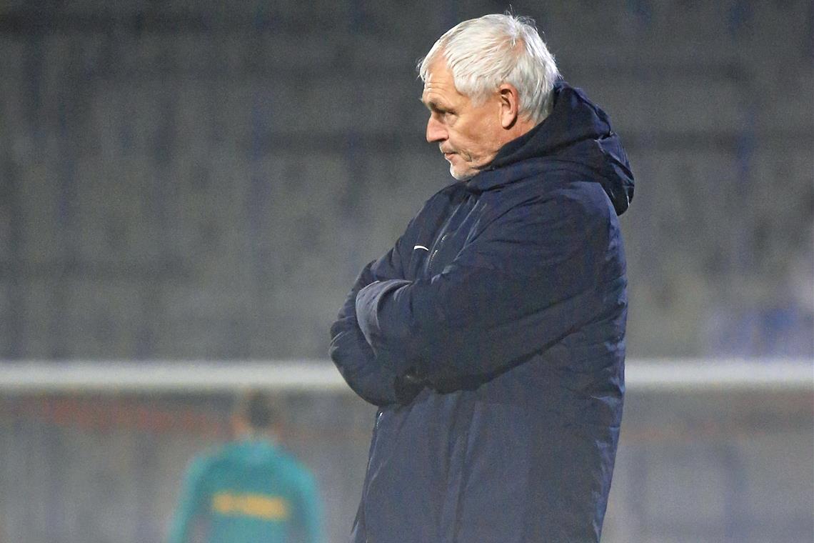Zugzwang für Boysen und Großaspach Durchlebt mit Großaspach gerade triste Zeiten: Trainer Hans-Jürgen Boysen. Foto: A. Becher