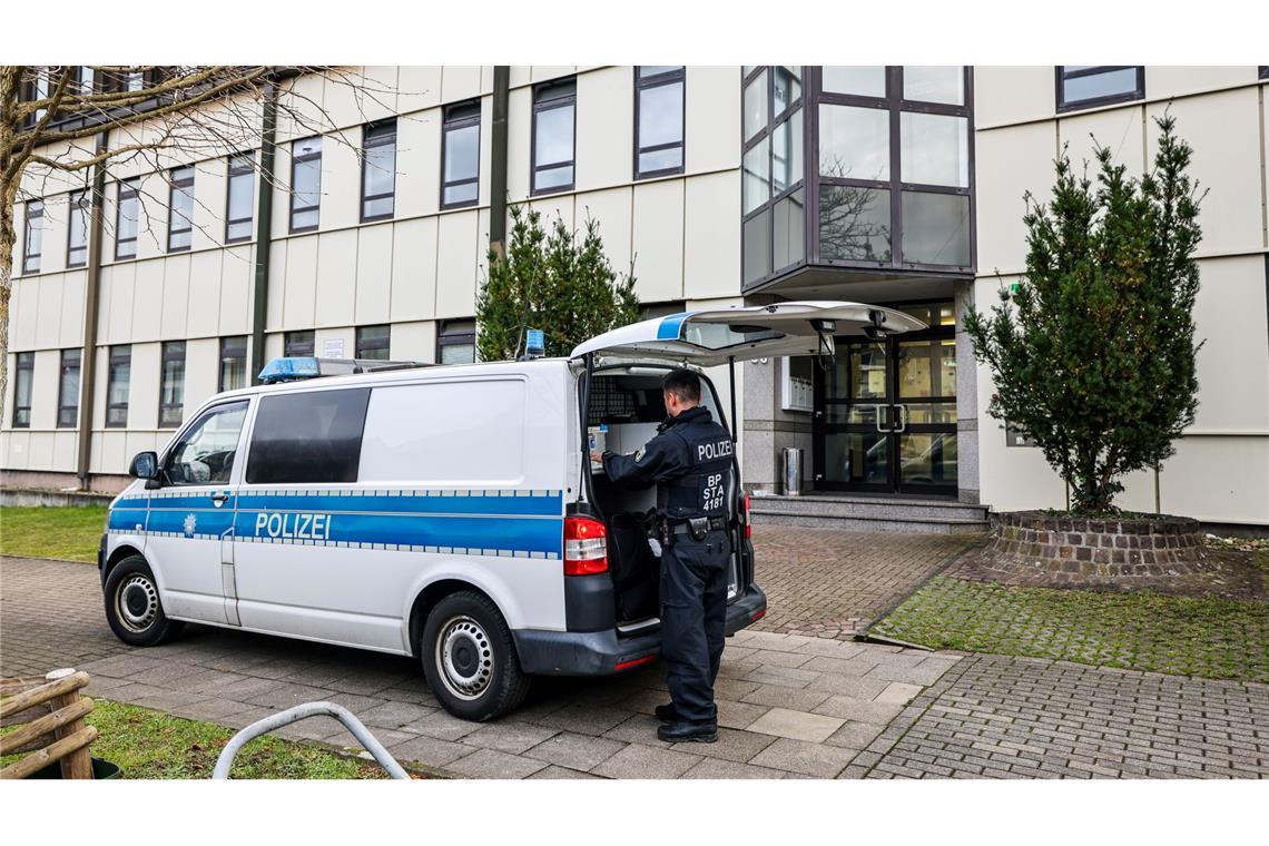 Großrazzia gegen irakisch-kurdisches Schleusernetzwerk Durchsucht wurde unter anderem in einer Flüchtlingsunterkunft in Essen.