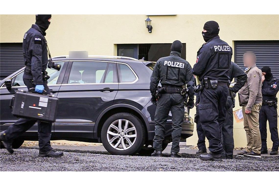 Rechtsradikale Gruppe? Razzia in drei Bundesländern Durchsucht wurden Objekte in drei Bundesländern.