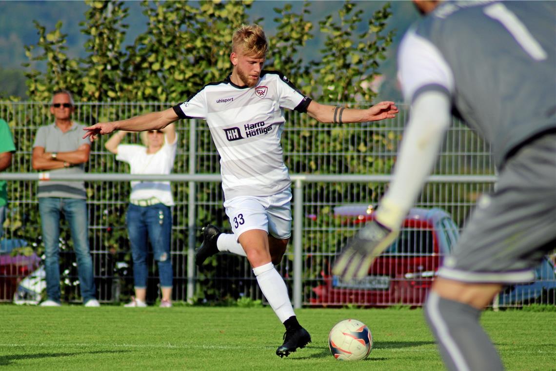 Dustin Condello kickt in drei Teams Dustin Condello ist unter anderem für seinen Heimatverein SV Allmersbach am Ball. Foto: T. Babic