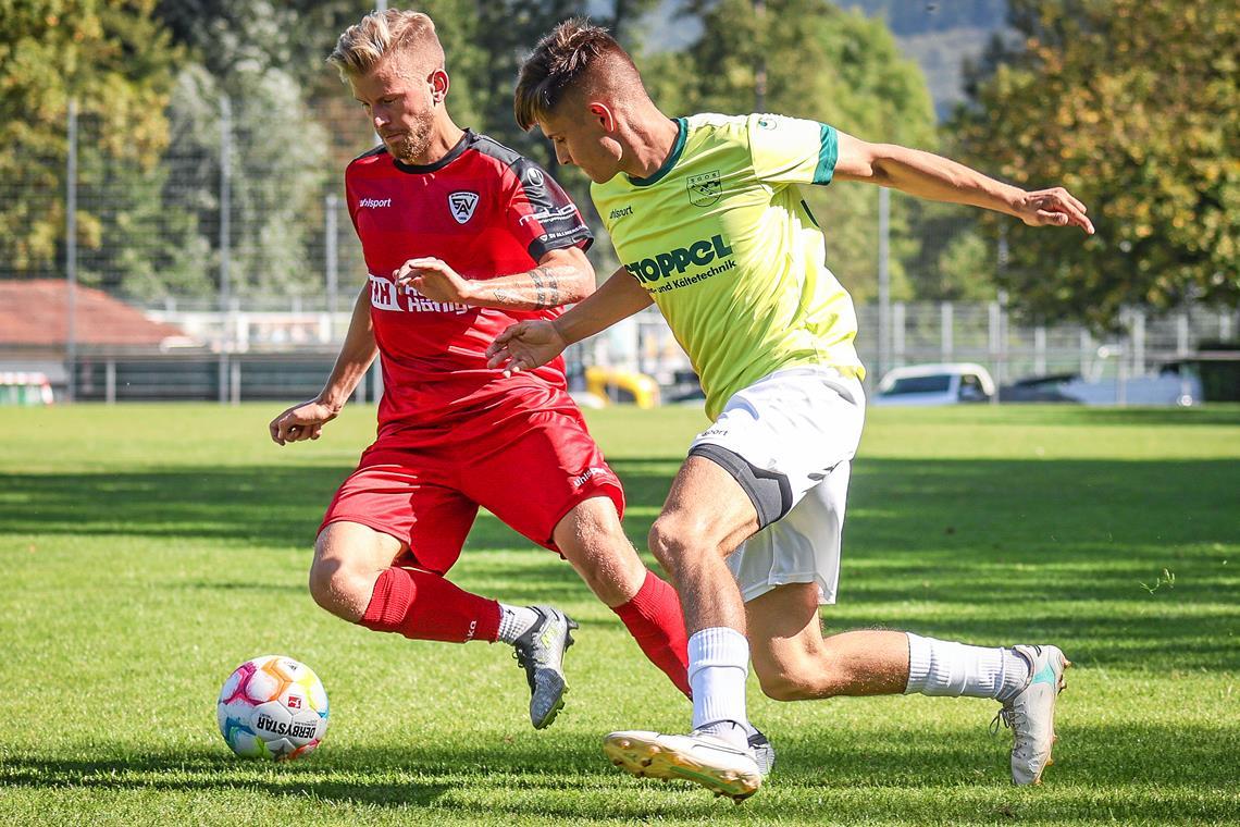Nur beim SV Allmersbach herrscht große Zufriedenheit Dustin Condello (links) und der SV Allmersbach haben bisher die Nase klar vor Moritz Stoppel und der SGOS. Im Kampf um die Qualifikation für die neue Bezirksliga haben aber beide Klubs beste Chancen, wobei der SVA sogar ein noch höheres Ziel erreichen kann. Foto: Alexander Becher
