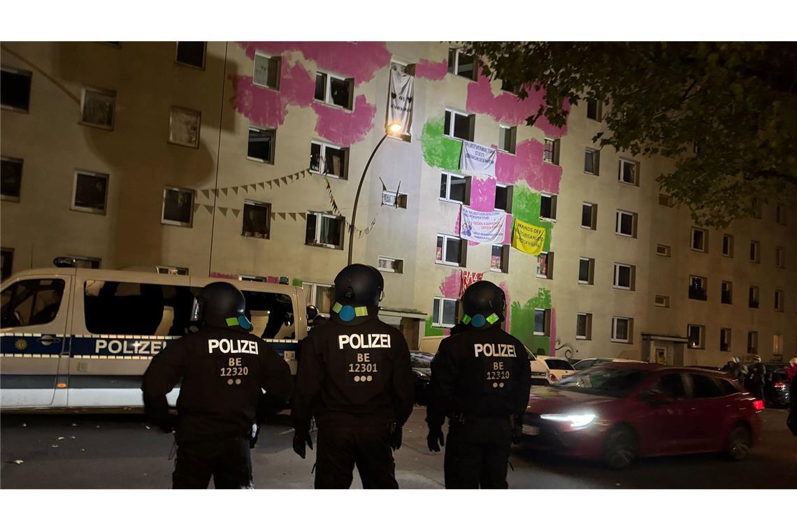 Polizeieinsatz wegen Räumung in Berlin beendet Dutzende Menschen wehren sich in Berlin-Mitte gegen die Räumung von teilweise besetzten Häusern.