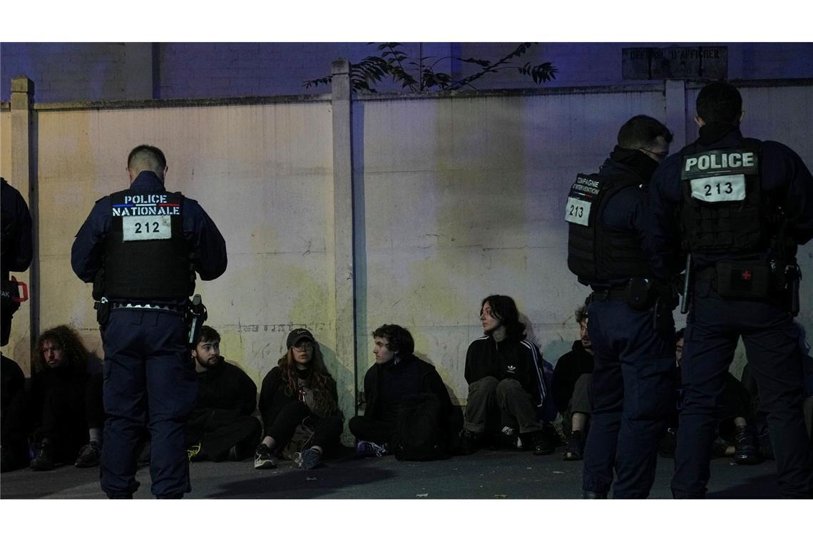 Dutzende Festnahmen bei Protestaktionen um Paris Dutzende Menschen wurden in Paris festgenommen.