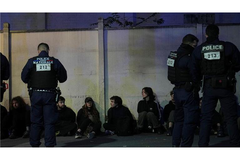Dutzende Menschen wurden in Paris festgenommen.