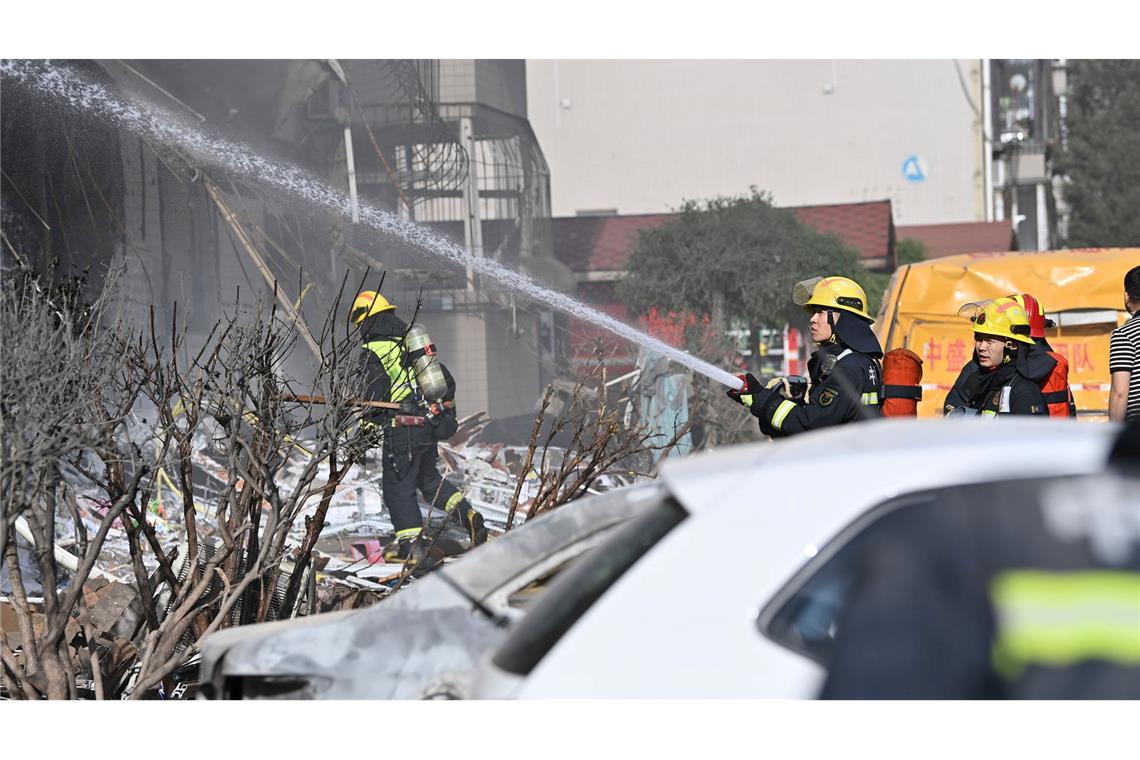 Dutzende Rettungskräfte eilten nach der Explosion zu dem Brand in Taiyuan.