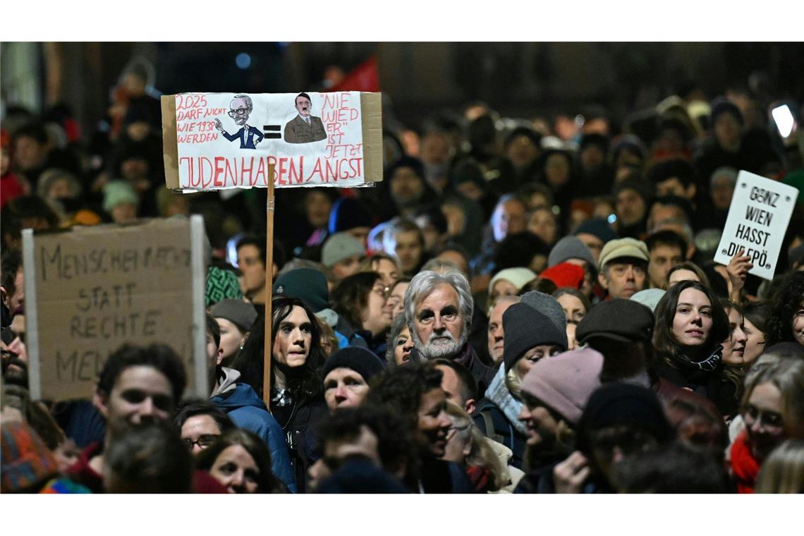 Zehntausende protestieren in Österreich gegen Rechts Dutzende zivilgesellschaftliche Organisationen riefen zu der Kundgebung auf.