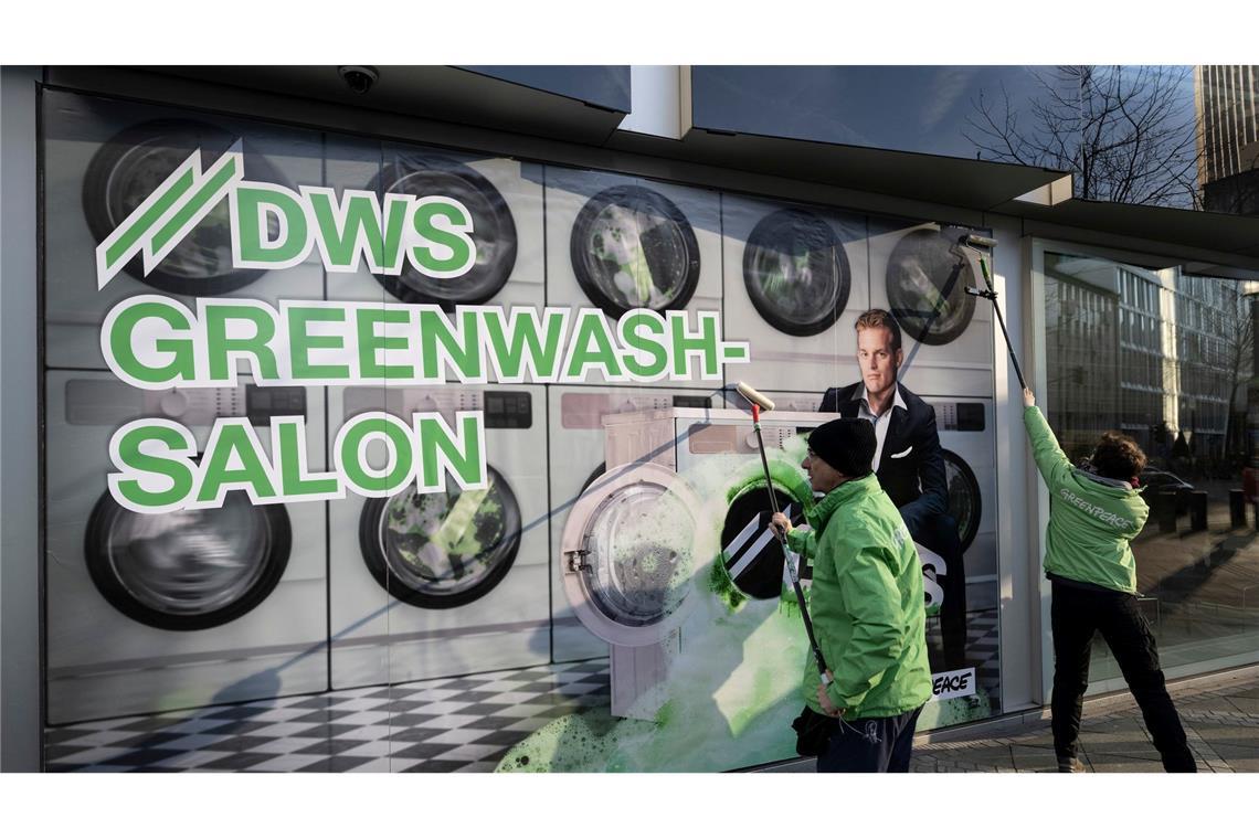 Deutsche-Bank-Tochter zahlt Millionen wegen Greenwashing DWS in der Kritik: Die Umweltschützer von Greenpeace werfen der Deutsche-Bank-Tochter schon länger Greenwashing vor. (Archivbild)