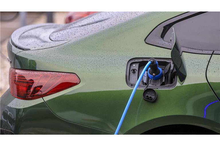 E-Auto an der Ladesäule.