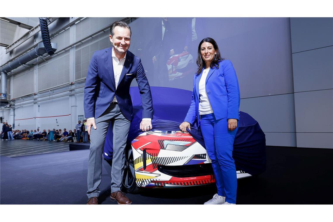 E-Auto im Polo-Format: Markenchef Thomas Schäfer und Betriebsratsvorsitzende Daniela Cavallo geben einen ersten Ausblick auf das Modell. (Handout-Foto)