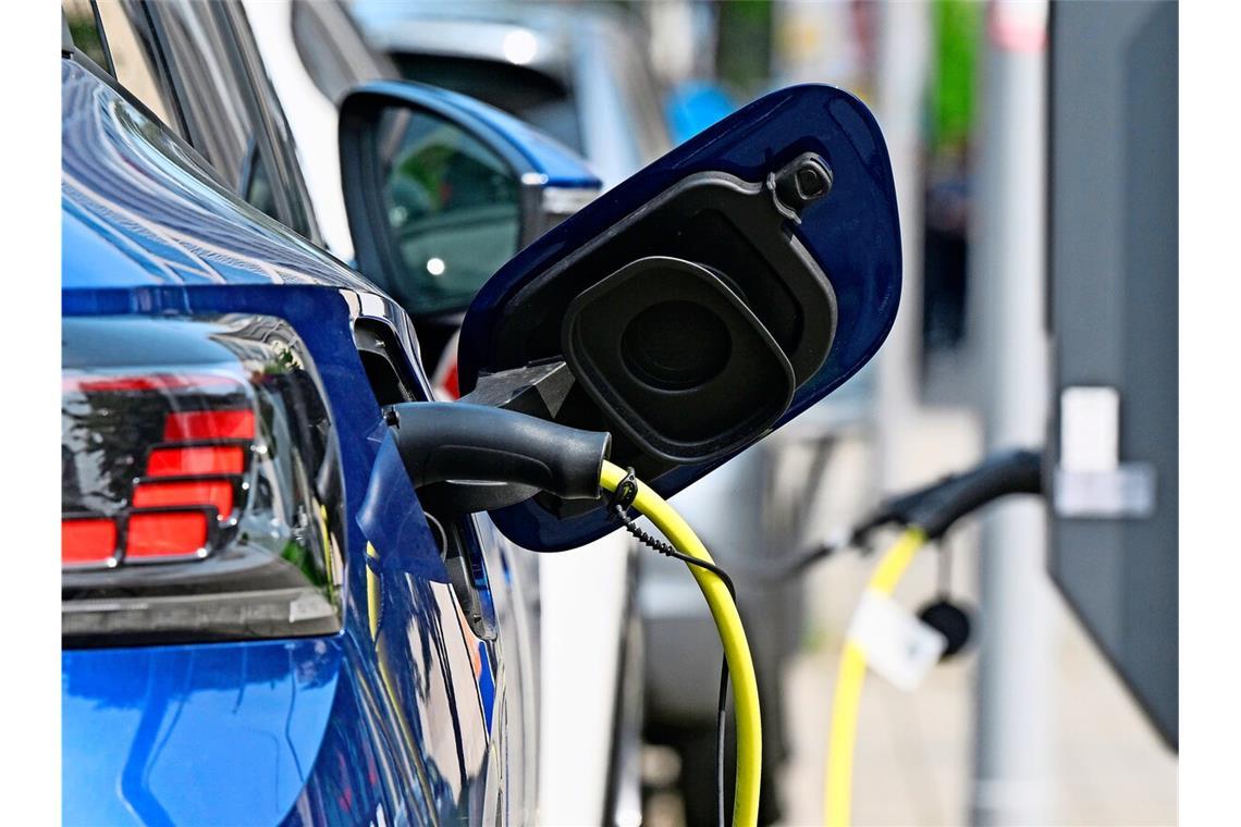 E-Autos werden billiger, viele Verbraucher meiden sie trotzdem.E-Autos werden billiger, viele Verbraucher meiden sie trotzdem.