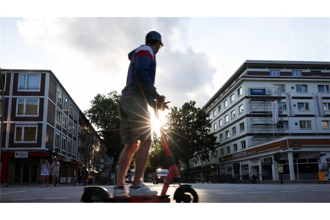 Gefährlicher Trend: Zahl der E-Scooter-Unfälle nimmt zu E-Scooter sind praktisch, die Fortbewegung damit kann aber auch gefährlich werden.
