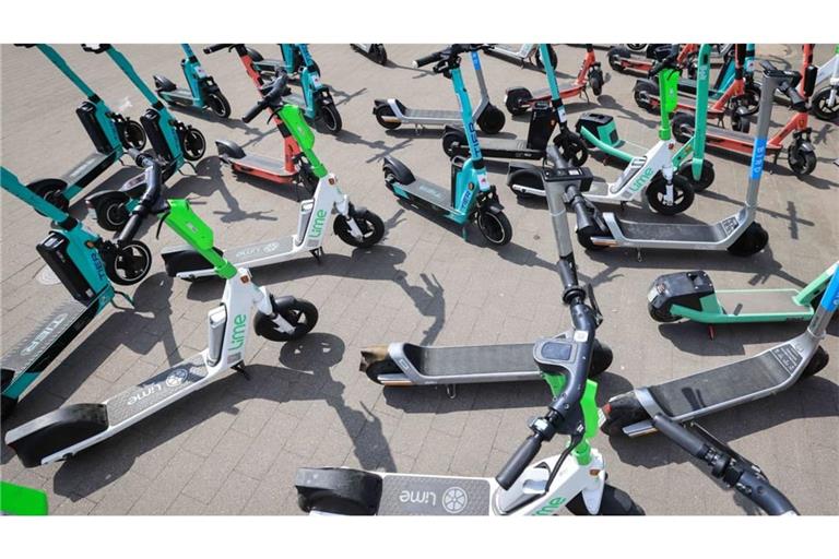 E-Scooter verschiedener Anbieter stehen kreuz und quer auf einem Platz. in Hamburg.