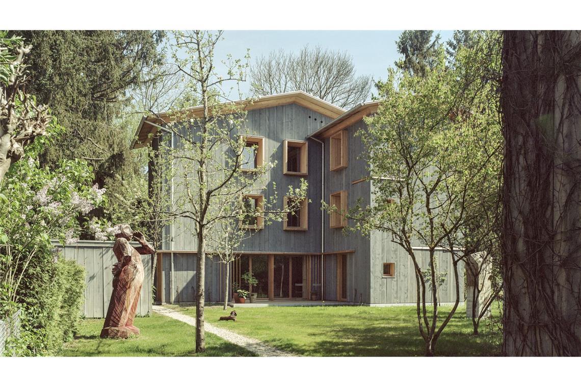 Berliner Top-Büro holt Deutschen Architekturpreis. Wie schneidet Stuttgart ab? Ebenfalls in München vom Vertreter des Einfach Bauens: Florian Naglers „Gartenhaus“ in München. „Mit großer Selbstverständlichkeit fügt sich das Gartenhaus in die kleinteilige, gewachsene Struktur des rückwärtigen Grundstücks in München-Pasing ein“, so die Jury. Das Projekt stehe exemplarisch für die Haltung des „Einfach Bauens“. Decken und Wände sind in Holz ausgeführt; ergänzt wird die Konstruktion durch Lehm, der als Steinlage zwischen den Balken und als Putz an den Innenwänden Verwendung findet.
