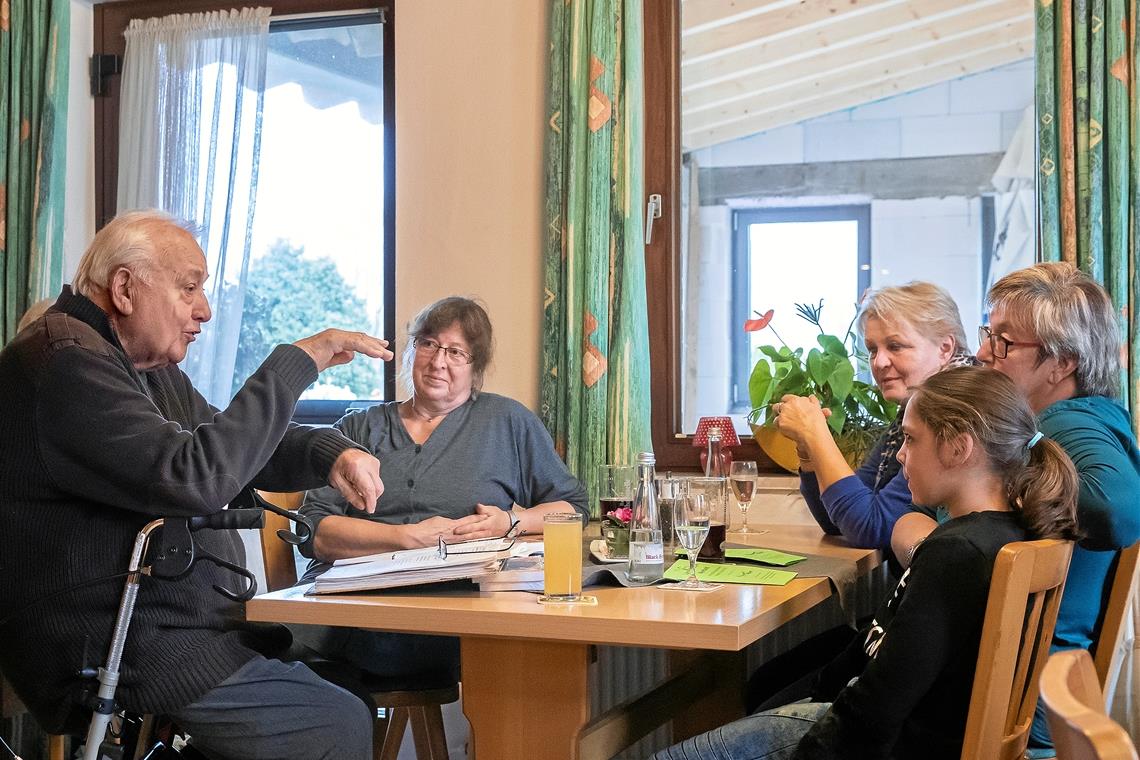 Eberhard Bohn (links) in Aktion: Er ist bei den Murrhardter Landfrauen im Gasthaus Lamm zu Gast, stellt Auszüge aus seinen Büchern vor und kommt dabei schnell ins Erzählen. Foto: J. Fiedler