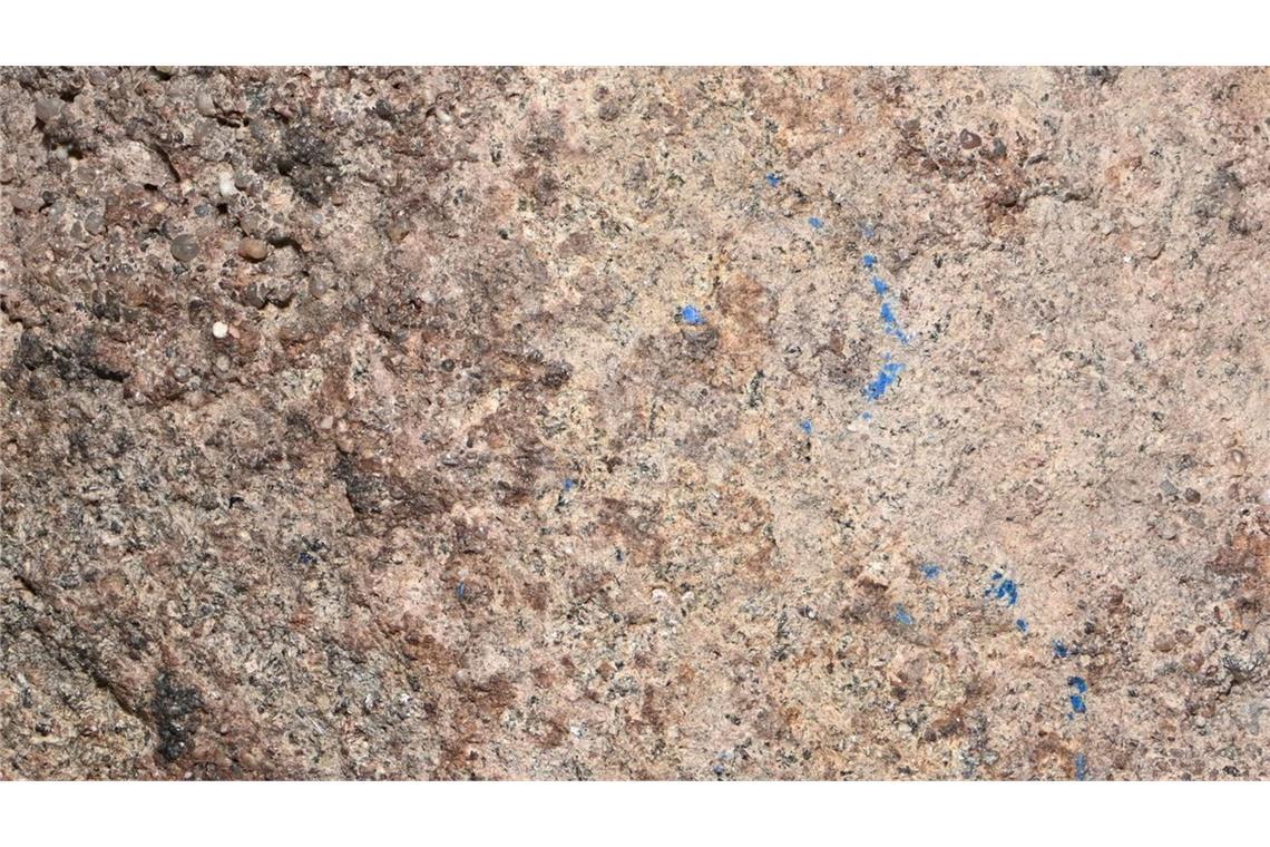 Archäologen entdecken am Main ältestes Blau Europas Echte Seltenheit: Auf einem flachen Stein identifizierten Archäologen rund 13.000 Jahre alte Reste des mineralischen blauen Pigments Azurit.