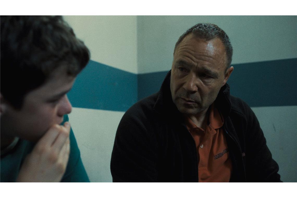 Warum "Adolescence" weltweit Millionen bannt Eddie Miller (Stephen Graham) kann nicht fassen, dass sein Sohn Jamie (Owen Cooper) ein Mädchen umgebracht hat.