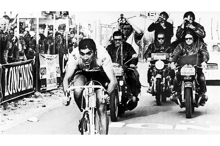 Eddy Merckx fuhr zu seiner aktiven Zeit über 500 Siege ein. Der Belgier gewann fünf Mal die Tour de France. Nun plagen den 80-Jährigen die Folgen eines Sturzes vor knapp zwei Jahren mit dem Rad.