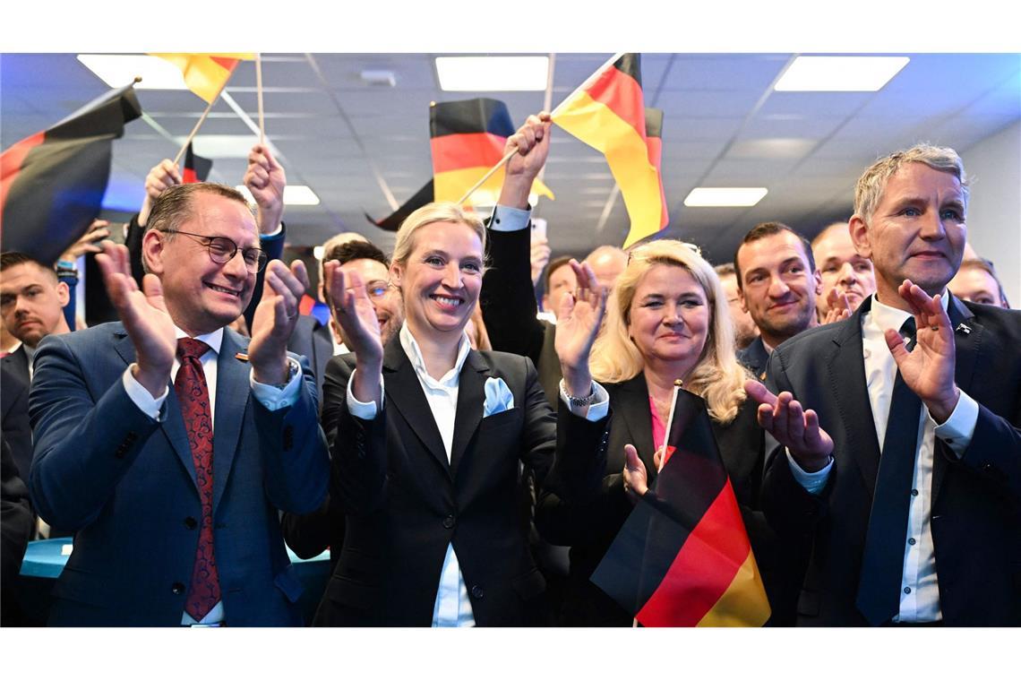 „Rotkäppchen“ und Riesenjubel – „Unsere Hand ist ausgestreckt“ EDie AfD feiert einen Triumph: Spitzenkandidatin Alice Weidel (Zweite von links) mit Co-Chef Tino Chrupalla (links) und Björn Höcke