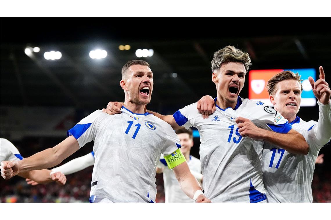 Edin Dzeko (l) soll Bosnien zur WM schießen. (Archivbild)