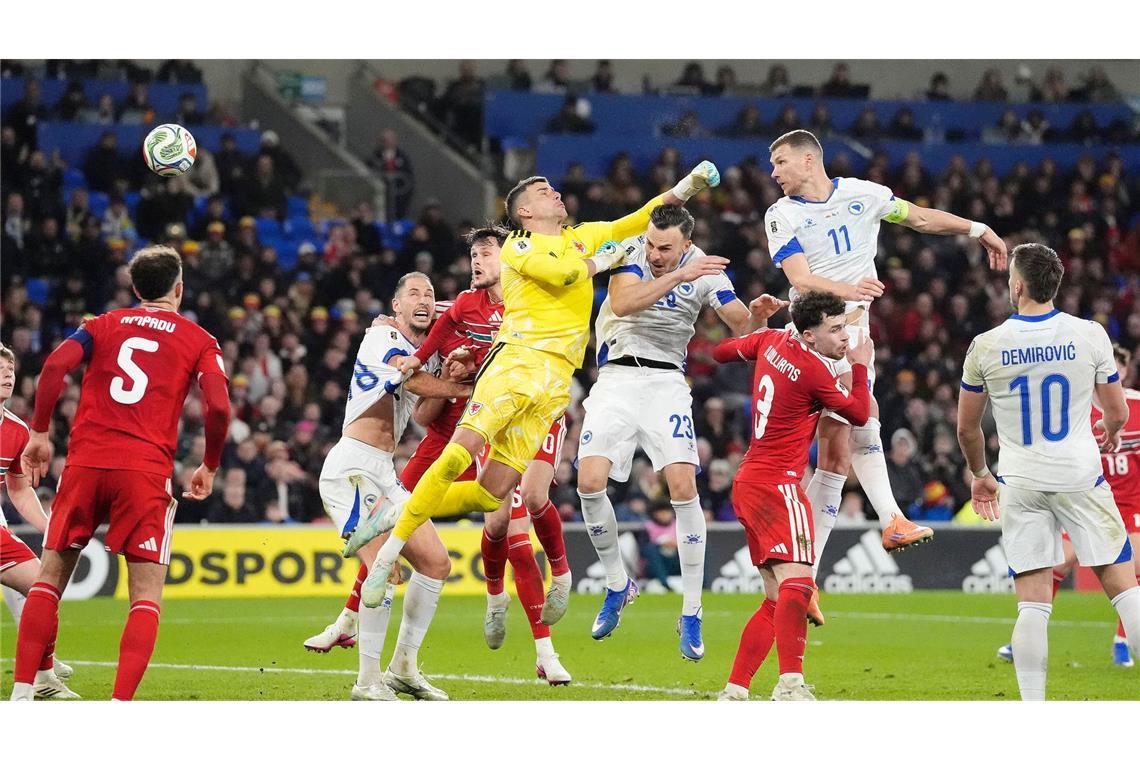 Edin Dzeko (r. oben) glich im Playoff-Halbfinale für Bosnien-Herzegowina aus. (Archivbild)