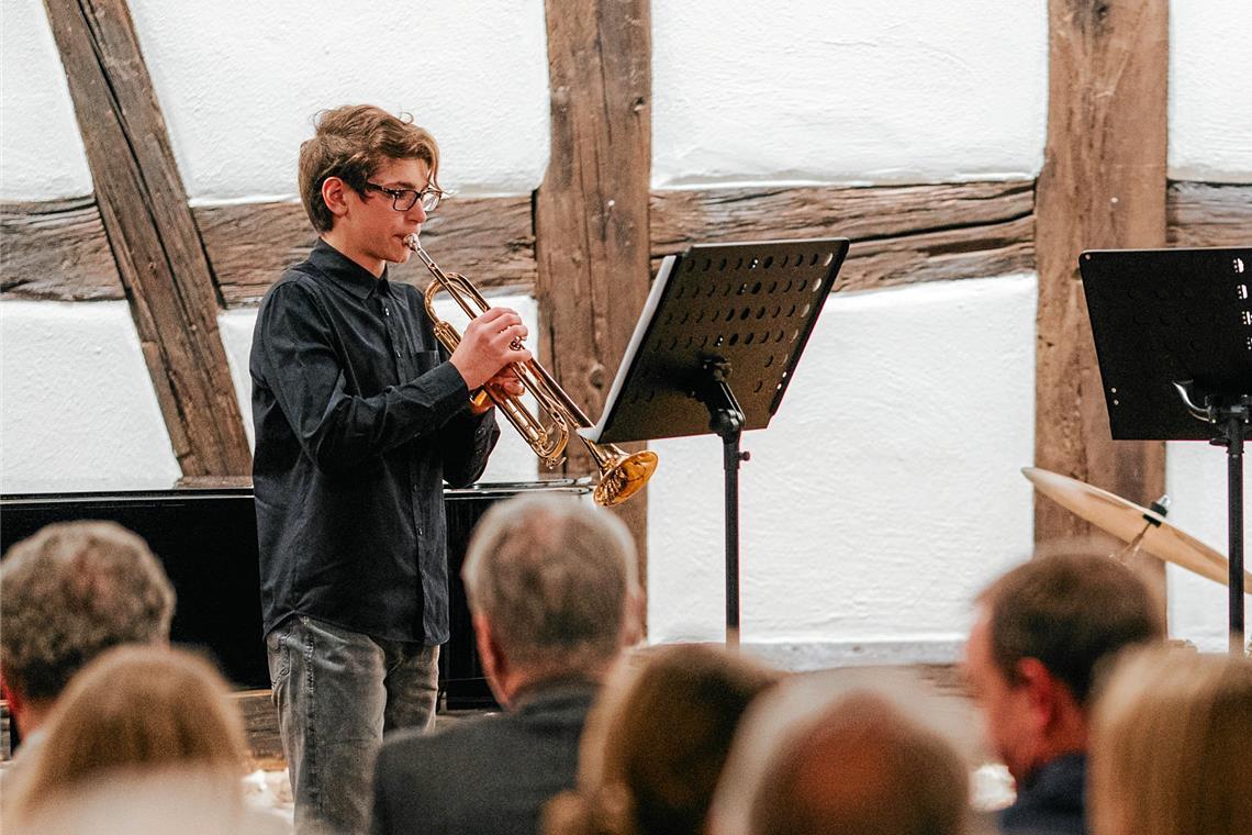 Efthymios Balis (von links) und Korbinian Gunther beim Auftritt in Ditzingen. Foto: Musikschule