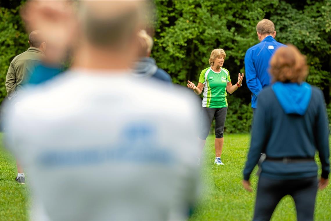 „Mit Spaß dabei sein, auf den Körper hören“ Egal ob beim Aufwärmen, auf der Strecke oder beim Ausdehnen: AOK-Sportpädagogin Brigitte Würfel hat stets gute Tipps parat. Foto: A. Becher