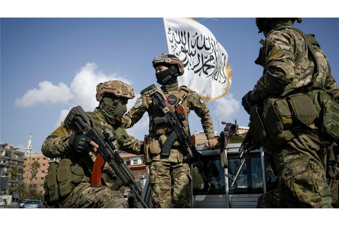 Bilder des Tages Ehemalige Rebellen: Syriens neue Streitkräfte präsentieren sich bei Parade