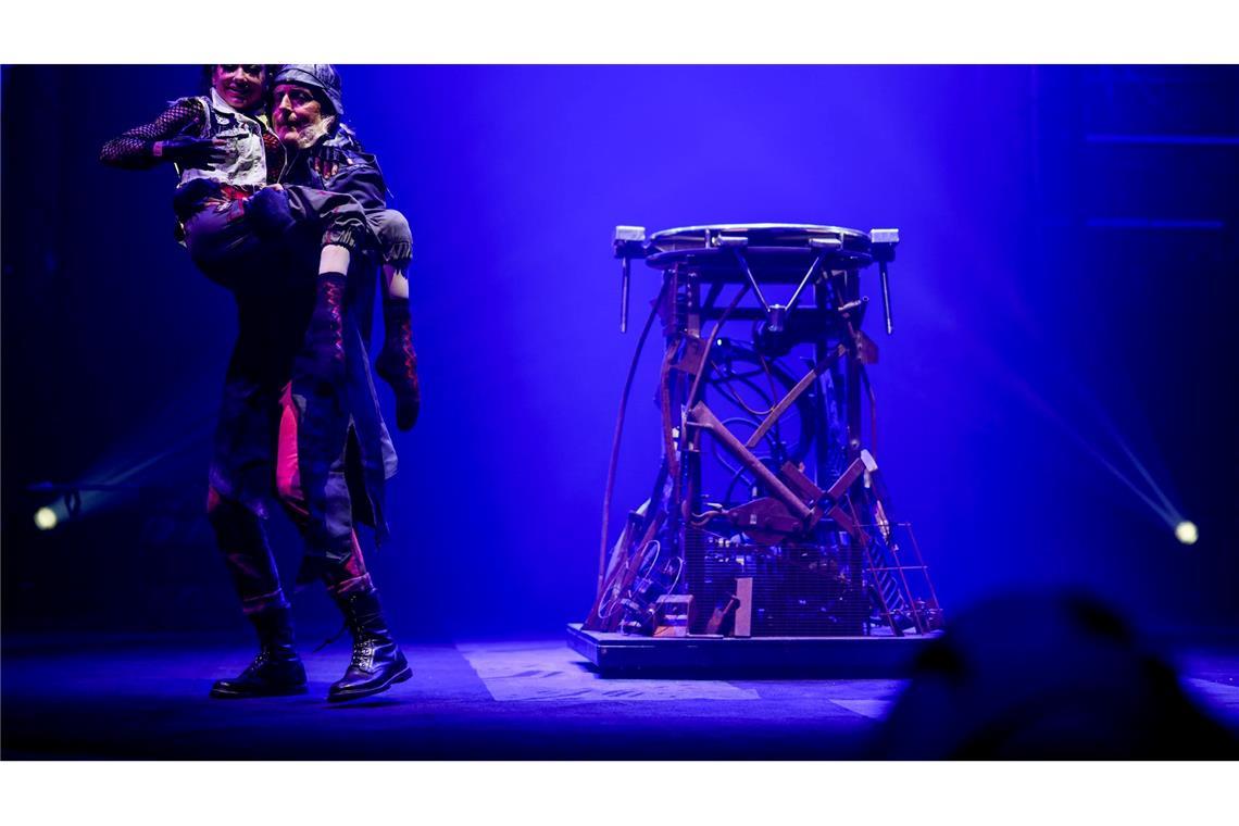 Ehemann Didier Dvorak, der ebenfalls gelernter Akrobat ist, unterstützt Pan bei ihrem Auftritt.