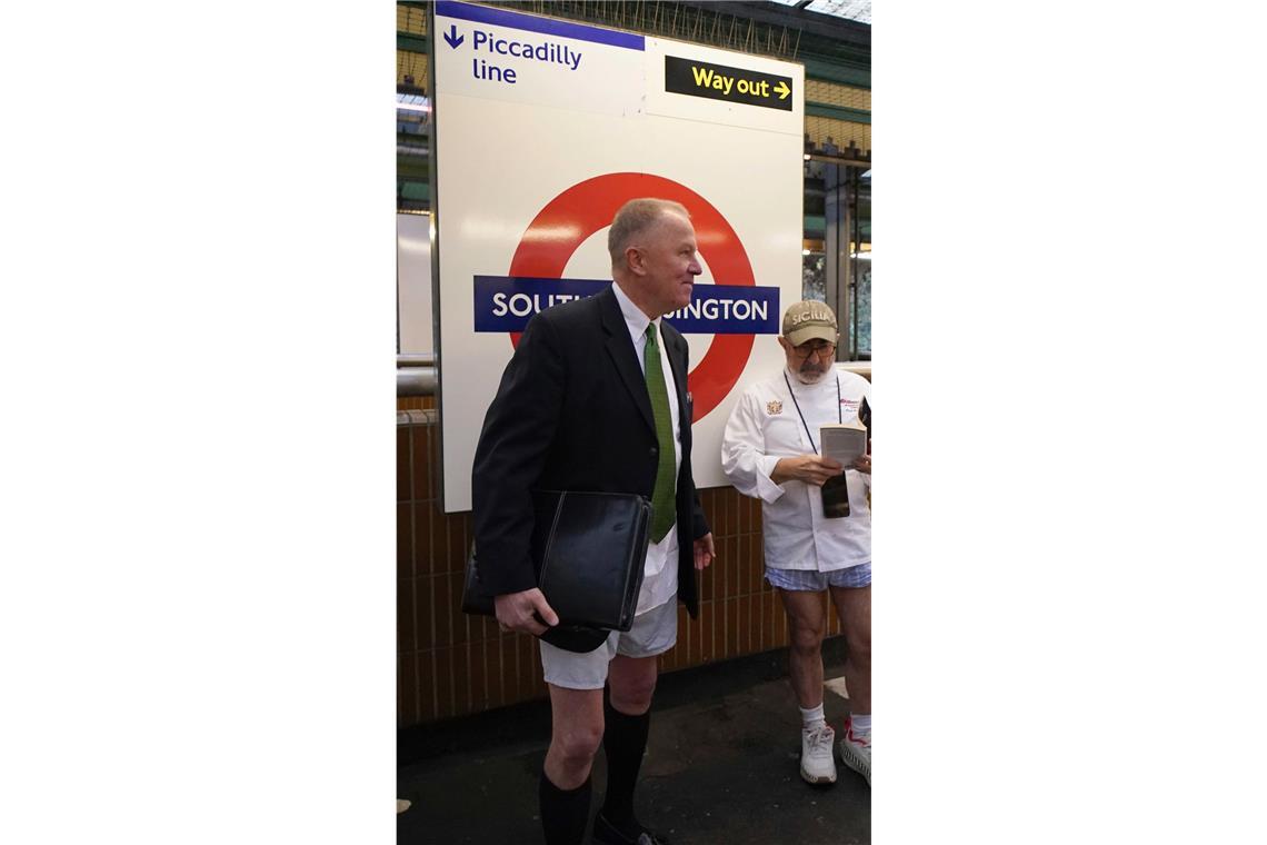 Warum Menschen in London ohne Hose U-Bahn fahren Eher schlicht hielten es diese beiden Herren.
