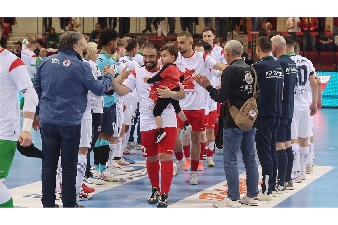 Ehre, wem Ehre gebührt: Kennedy Alves Ribeiro mit Nachwuchs auf dem Arm.