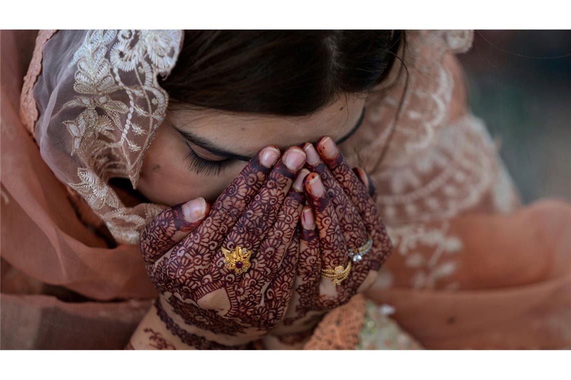 Bilder des Tages Eid al-Fitr Fest zum Ende des Ramada: eine Frau nimmt einer Moschee in Pakistan an einem Eid-al-Fitr-Gebet zum Ende des heiligen Fastenmonats Ramadan teil.