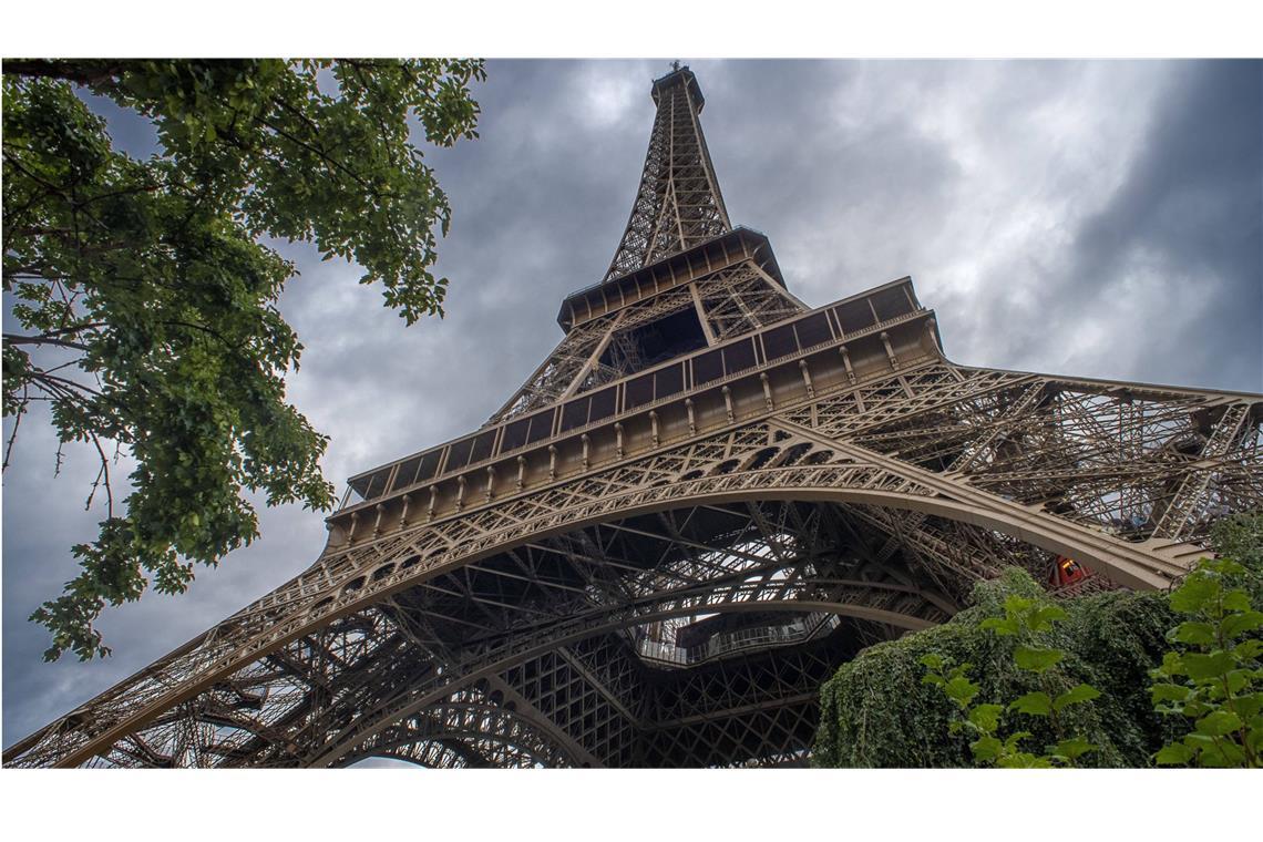 Europäische KI-Initiative will Zukunftstechnik voranbringen Eiffelturm in Paris. Spitzenpolitiker und Unternehmen beraten auf dem KI-Gipfel in Paris (Symbolfoto).