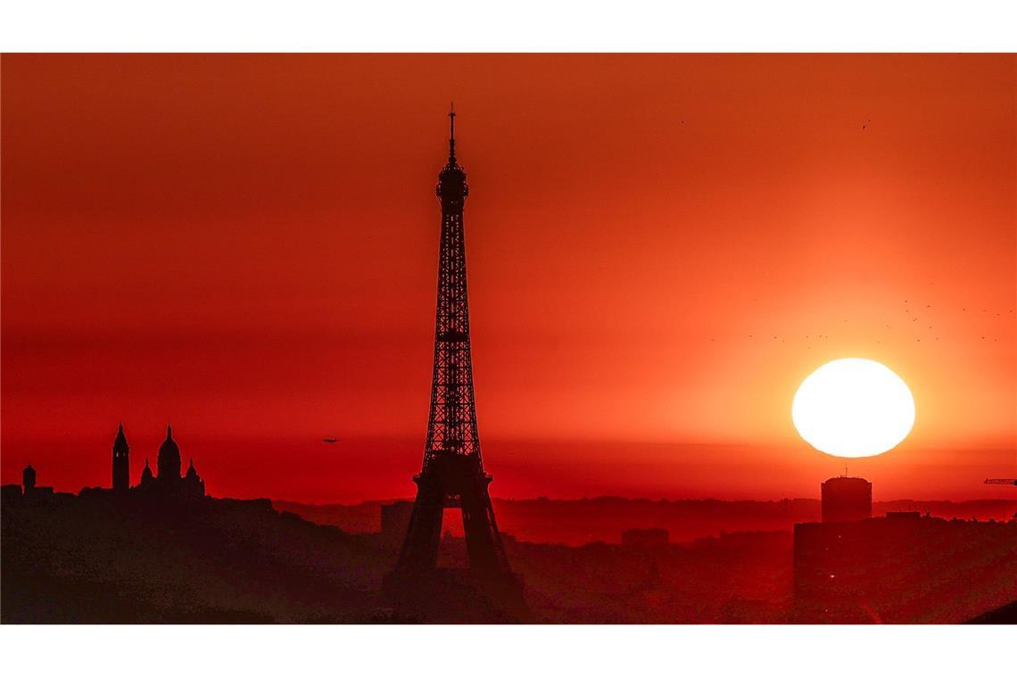 Eiffelturm und der Basilika Sacre Coeur auf dem Montmartre-Hügel, während in der Stadt im Sommer 2025 wegen der hohen Temperaturen Alarmstufe Rot herrscht.