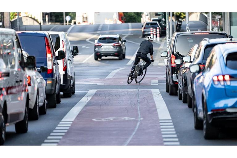 Eigene Fahrradstreifen können auch zwischen Fahrbahnen liegen. (Archivbild)