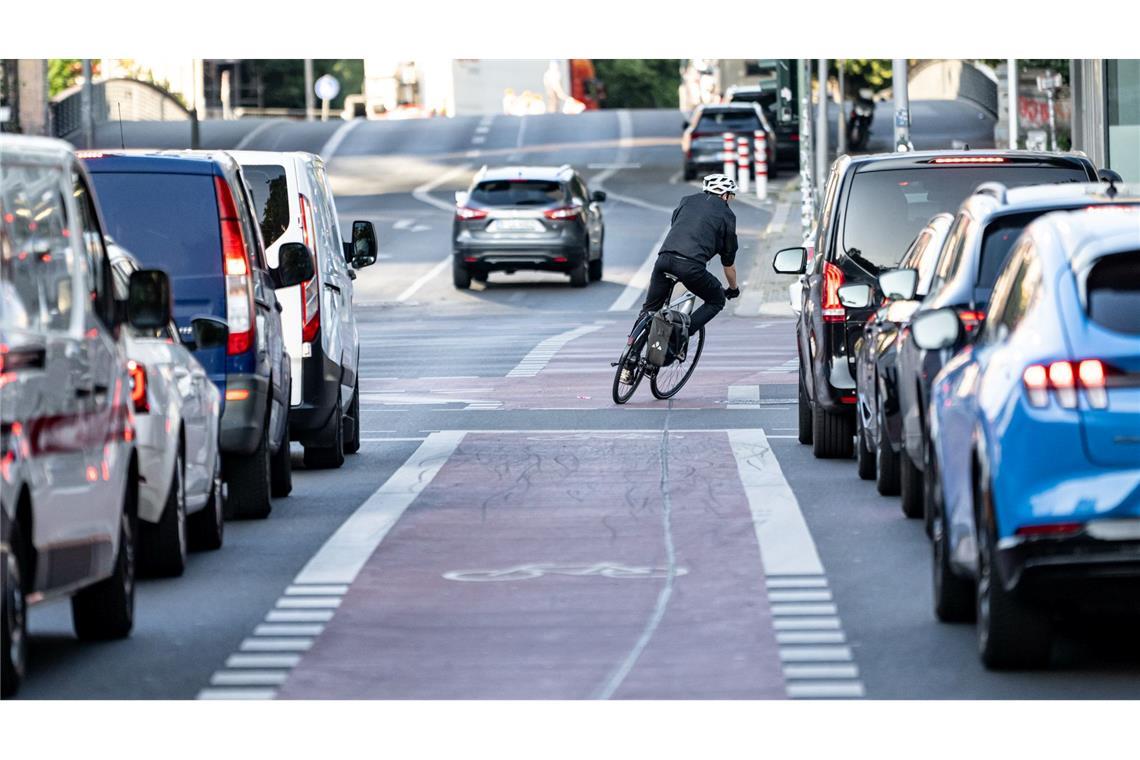 Viele Radler fühlen sich in Städten nicht sicher Eigene Fahrradstreifen können auch zwischen Fahrbahnen liegen. (Archivbild)