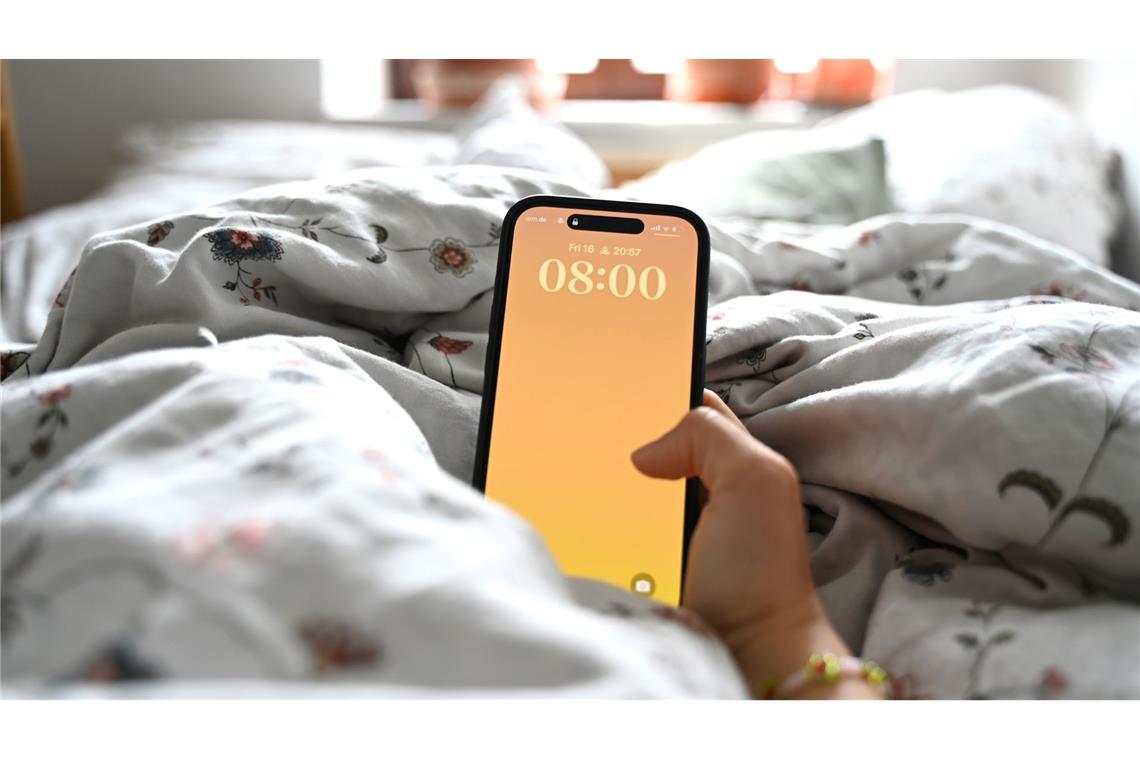 Deutsche versinken im Internet – Offline-Spaß kommt zu kurz Eigentlich empfinden viele mehr Spaß an der Zeit mit dem Partner oder mit den Kindern, hängen aber stattdessen am Smartphone. (Symbolbild)