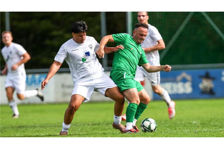 Eigentlich hatte sich Qendrim Jaha (in Grün am Ball) darauf gefreut, gemeinsam mit seinem Bruder Shpetim Jaha für den TV Altdorf zu kicken, doch Letzerer hat sich einen Kreuzbandriss zugezogen.