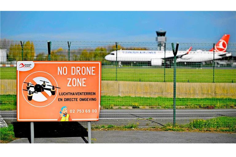 Eigentlich verboten – aber dennoch fliegen immer wieder Drohnen über dem Flughafen von Brüssel. Der Außenminister spricht inzwischen offen von „Spionageaktivitäten“ und verdächtigt Russland.