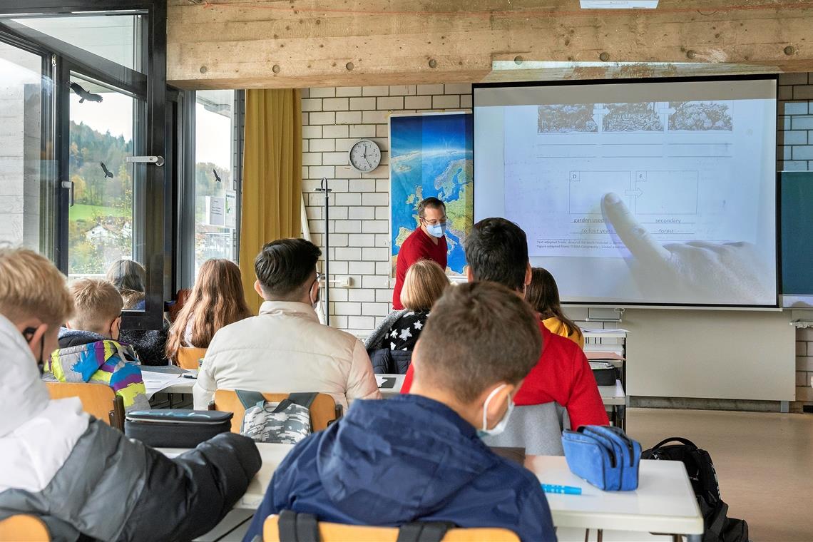 Was heißt noch mal Wanderfeldbau? Eigentlich würde Marc di Maina gerne noch mehr Bewegung in den Unterricht bringen, was zurzeit mit Corona nur sehr eingeschränkt geht. Die Schüler arbeiten aber mit ihrem Nachbarn zusammen und die Klasse erschließt sich viel über eine Visualisierung der Themen. Fotos: J. Fiedler