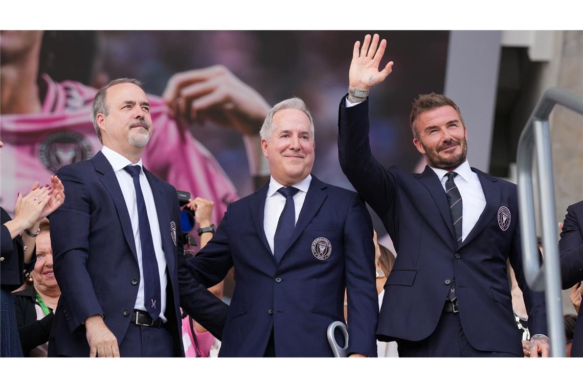 Eigentümer von Inter Miami CF, Jorge Mas (M), Miteigentümer Jose Mas (l) und Miteigentümer David Beckham (r) nehmen an einer Zeremonie teil.