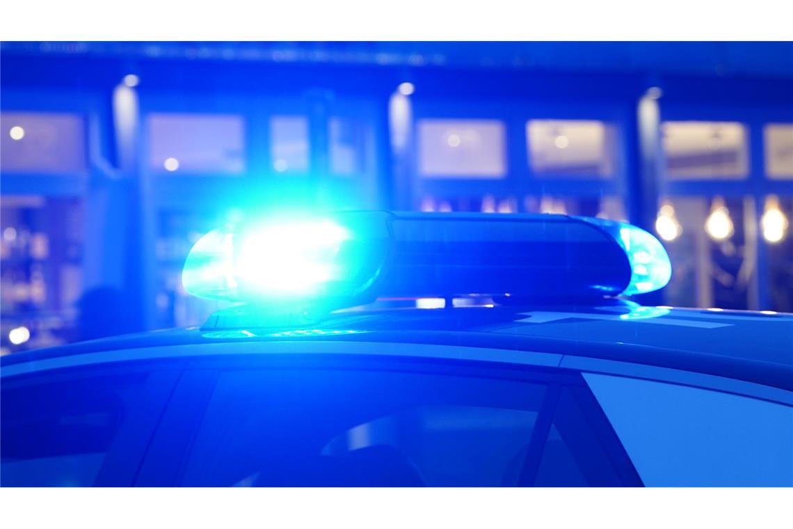 Ein 18-Jähriger ist mit seinem Wagen durch die Karlsruher Innenstadt gerast und dabei gegen zwei geparkte Autos geprallt. (Symbolbild)