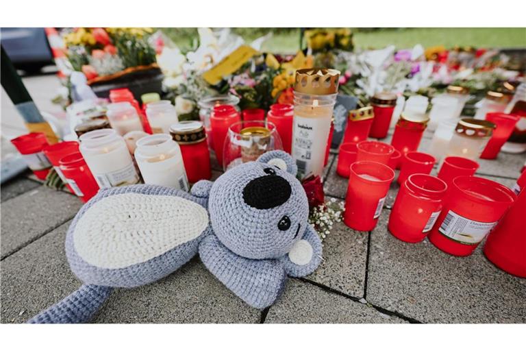 Ein 18-Jähriger soll einen 12 Jahre alten Jungen in Niedernhall (Hohenlohekreis) mit dem Auto verfolgt, angefahren und tödlich verletzt haben.