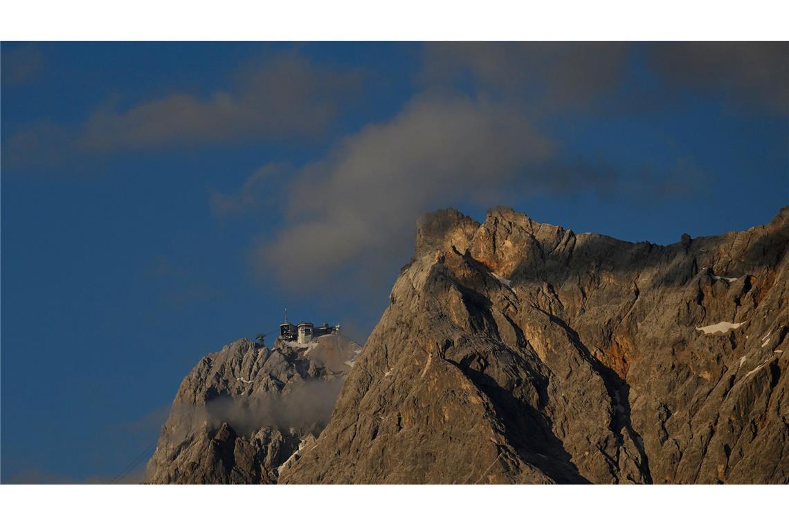 Ein 19-Jähriger aus Baden-Württemberg ist auf einem Klettersteig an der Zugspitze tödlich verunglückt. (Archivbild)