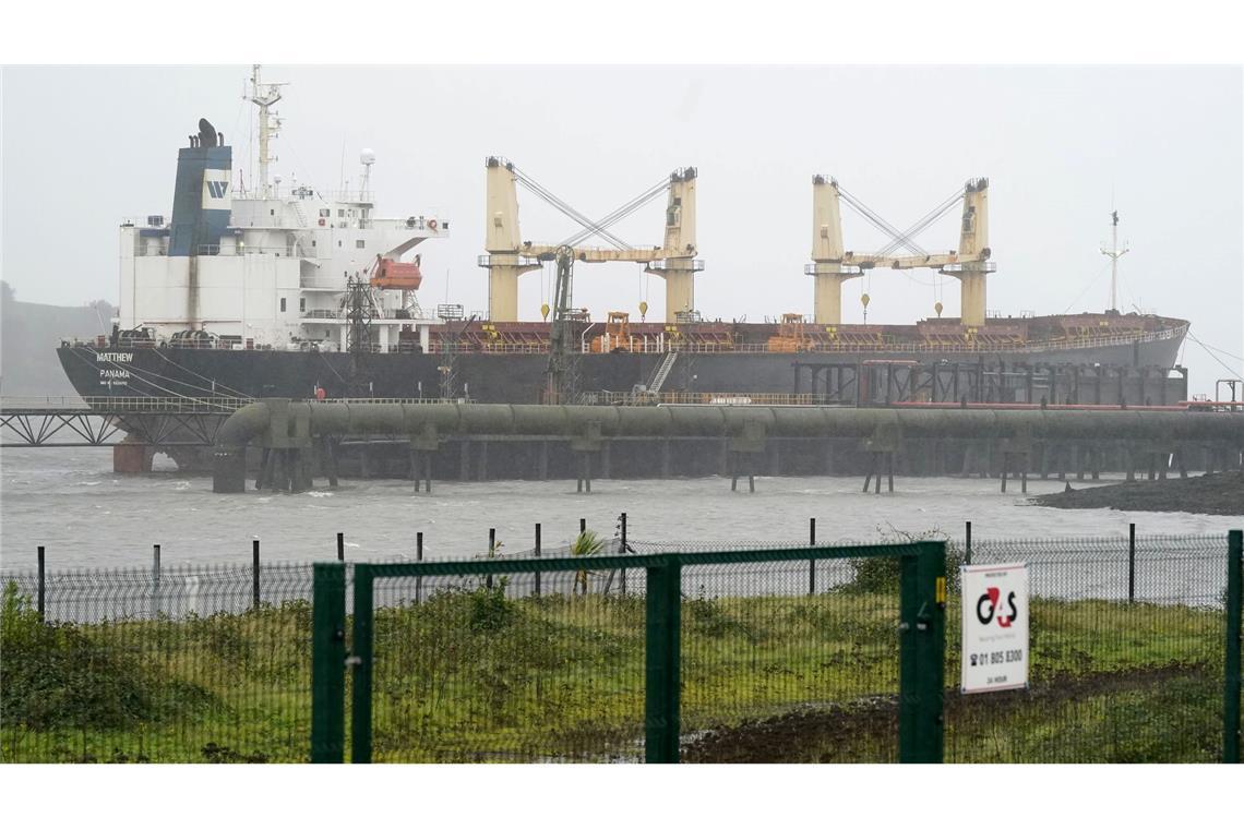 Ein 2023 beschlagnahmtes Frachtschiff am Marino Point im irischen Cork. (Archivbild)