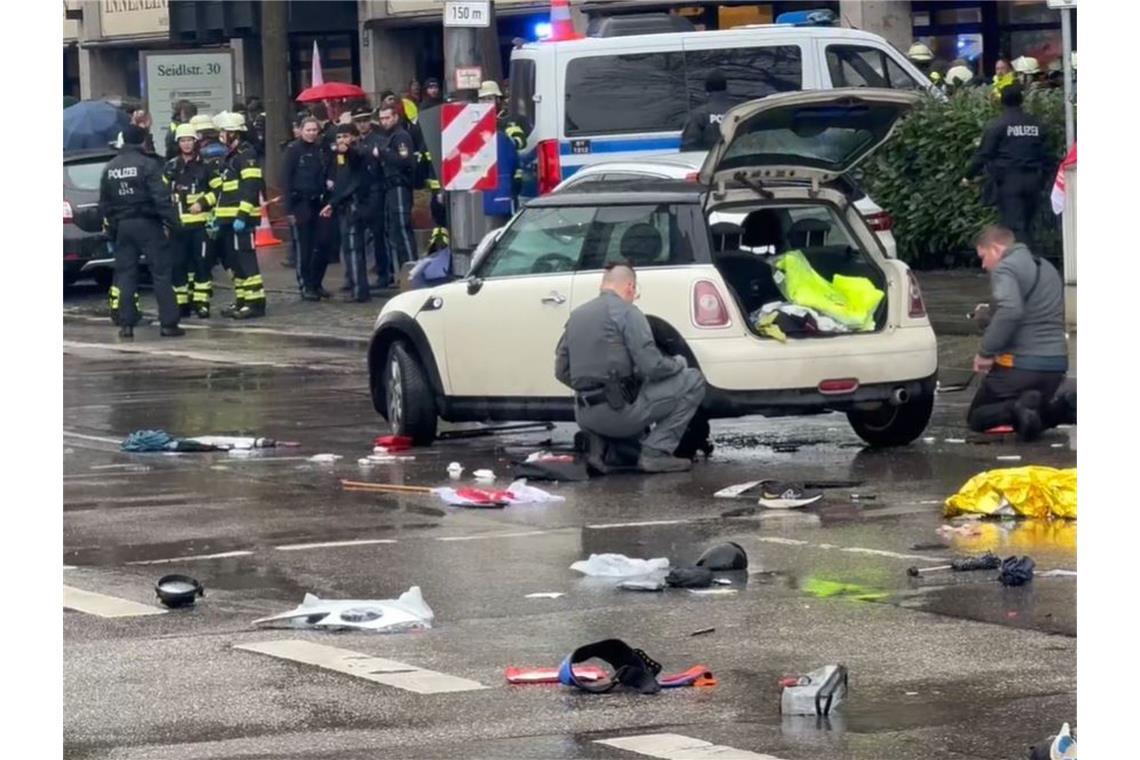 Mutter und Tochter nach Anschlag gestorben Ein 24 Jahre alter Afghane soll mit einem Mini Cooper offenbar gezielt in eine Menschenmenge gefahren sein.